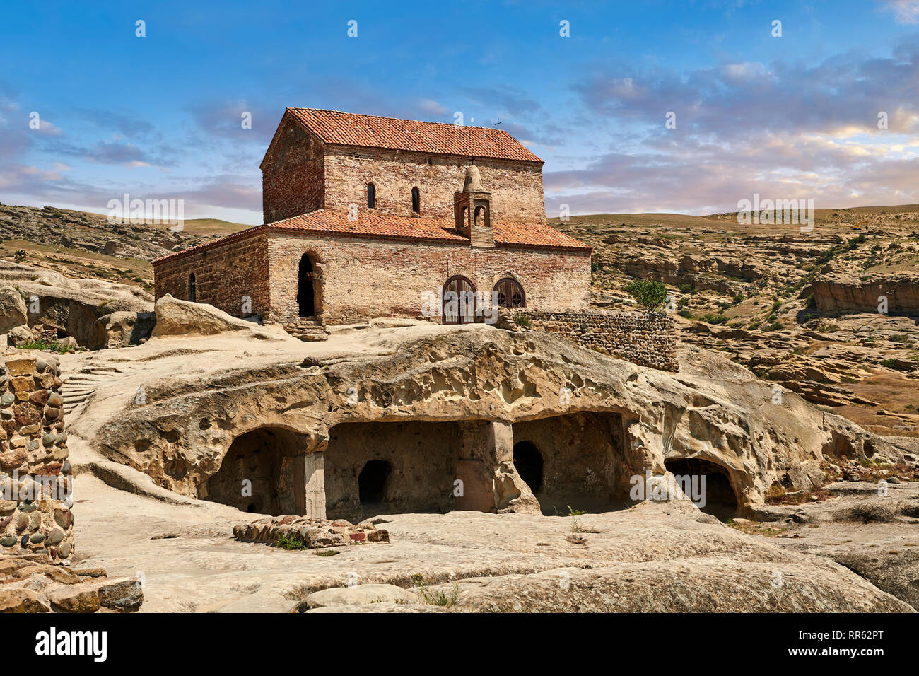 Bild-und-Bild der mittelalterlichen christlichen Basilika, Uplistsikhe (Herren Festung) troglodyte Cave City, in der Nähe von Gori, Shida Kartli, Georgia. Weltkulturerbe der UNESCO Stockfoto