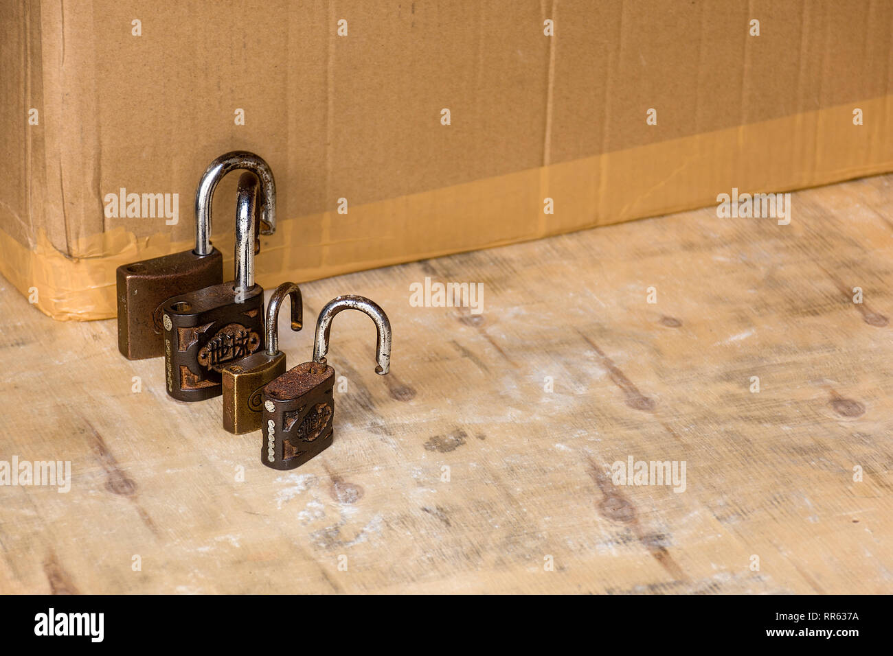 Eine Linie der alten Rost entriegelt Vorhängeschlösser großen zu kleinen angeordnet. Stockfoto