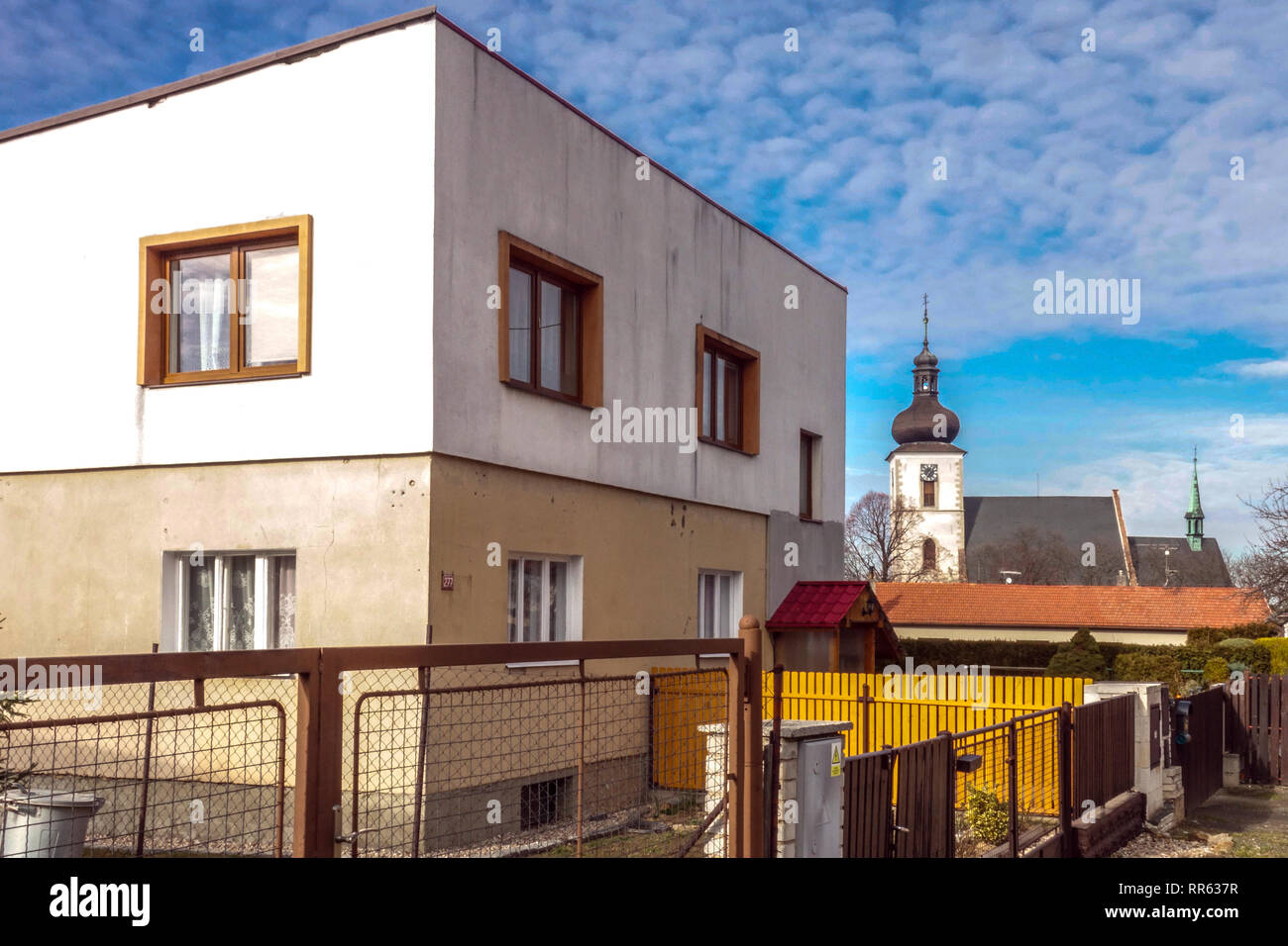 Architektur, im Gegensatz, Haus aus dem Jahr 70s und gotische Kirchengeschichte, böhmische Dorfarchitektur mit einem Sinn für Geometrie Haus auf Tschechisch Stockfoto
