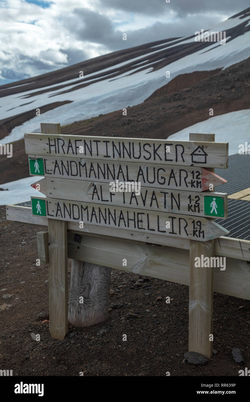 Wandern Wegweiser neben der FI Berghütte bei Hrafntinnusker. Wanderweg Laugavegur, Central Highlands, Sudhurland, Island. Stockfoto