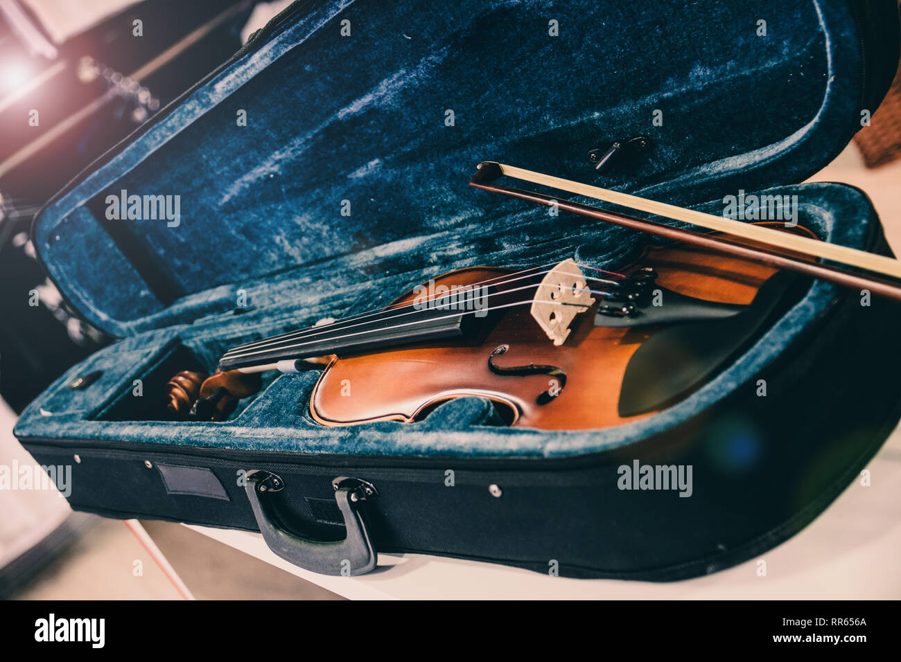 Geige auf dem Gehäuse. Blue Velvet Violine bei Music Store Stockfoto