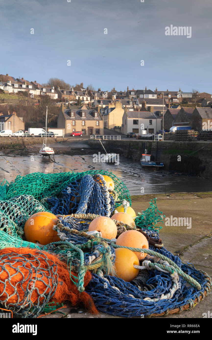 Fischernetze und Bojen liegen auf der Harbour Quay in Aberdeenshire Dorf Gourdon Stockfoto
