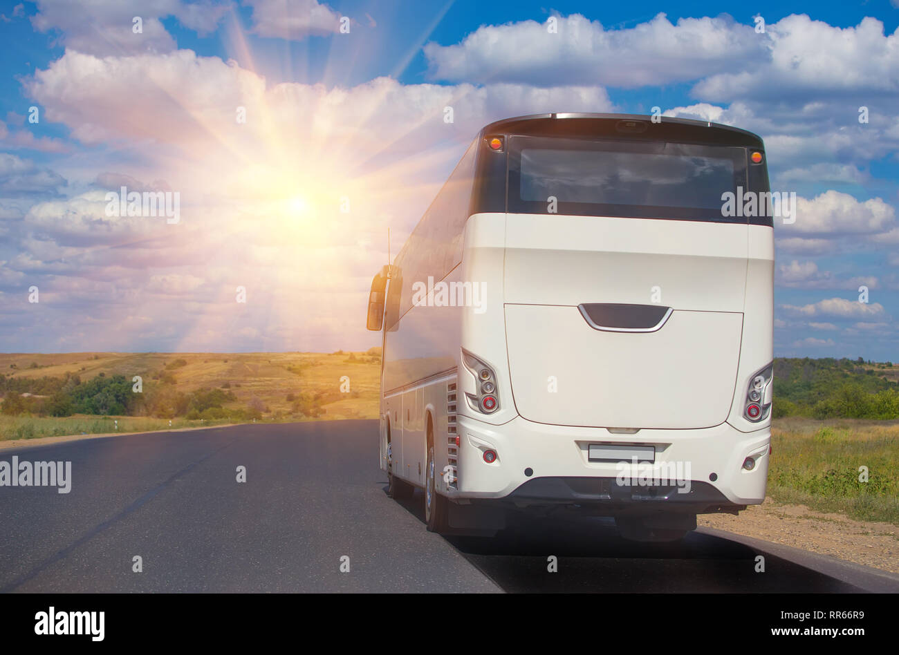 Weißer Bus fährt auf der Autobahn Stockfoto