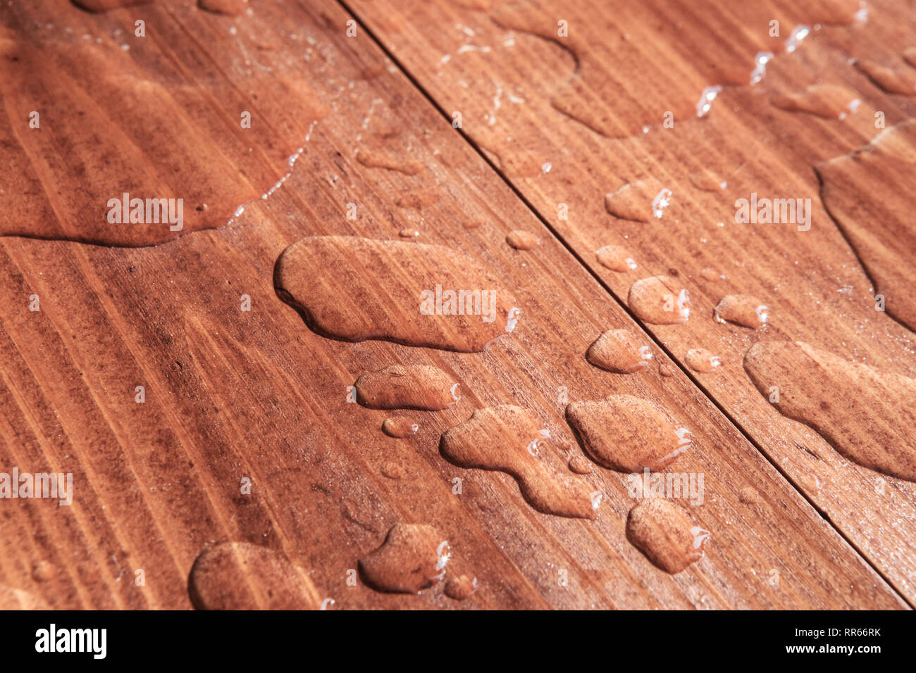 Wassertropfen auf einem Holzbrett closeup Stockfoto