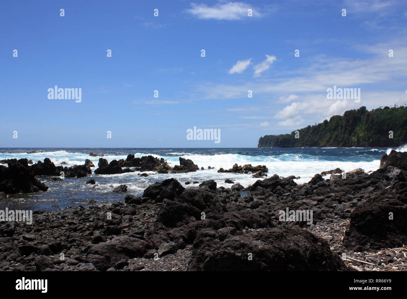 Rocky, schwarze Lava Shoreline fronting tief blauen Pazifischen Ozean bei laupahoehoe Point in Hawaii, USA Stockfoto