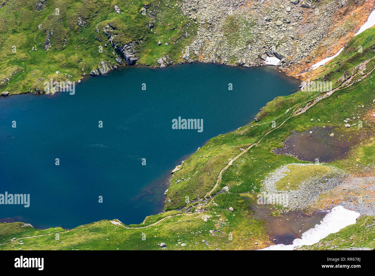 Sommer in den rumänischen Karpaten. wunderschöne Landschaft des Fagaras Gebirge. See capra Blick von oben Stockfoto