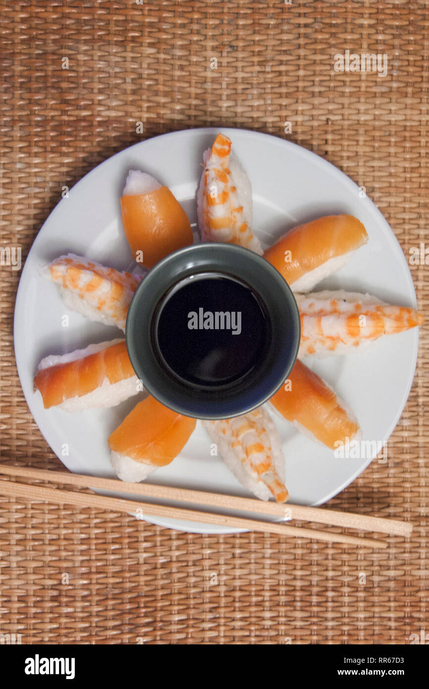 Gesunde japanischen Nigiri Sushi mit Reis, Garnelen und Lachs Stockfoto
