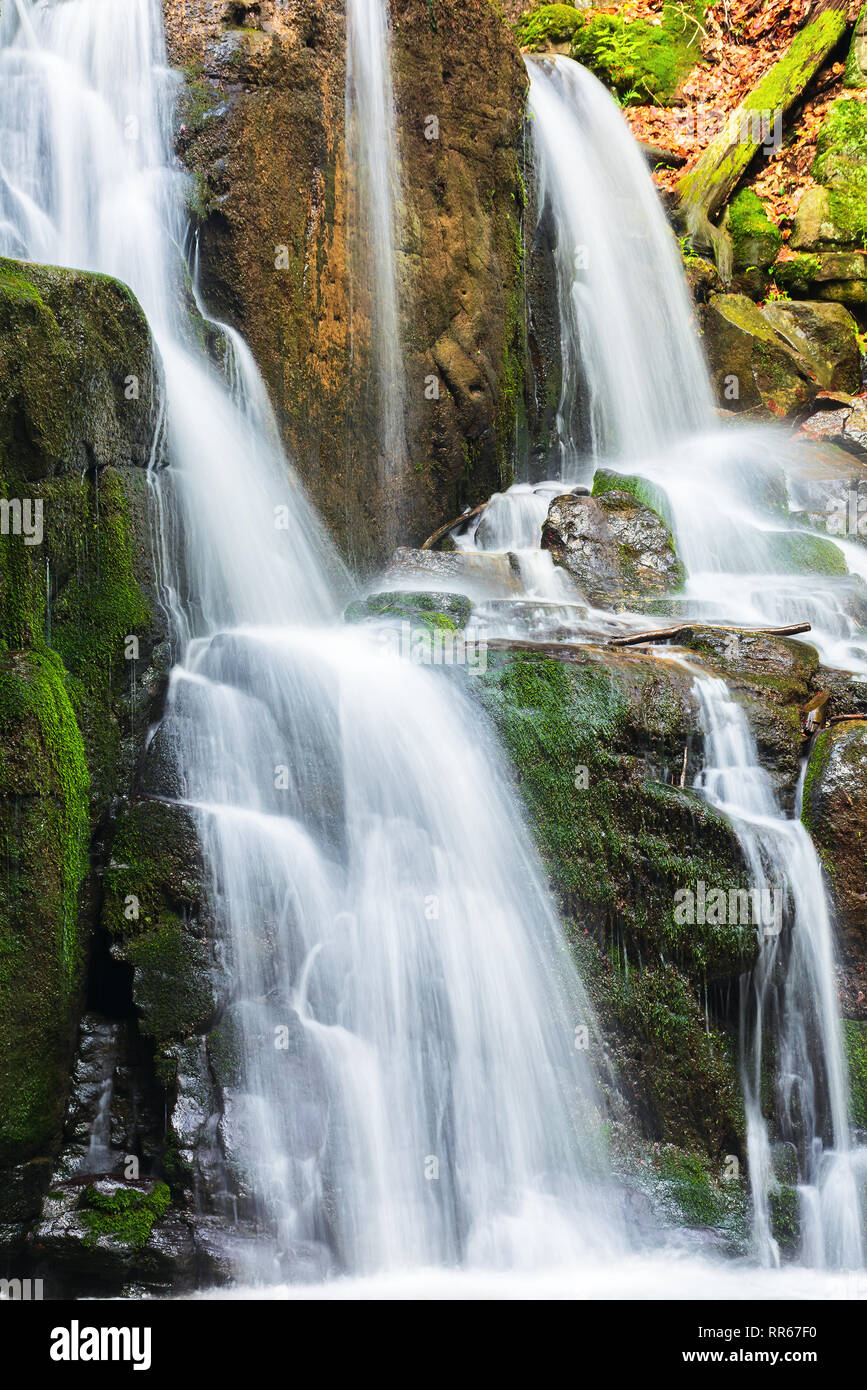 Wasserfall mit kleinen Kaskaden. schöne Natur Hintergrund im Sommer. lange Belichtung Stockfoto