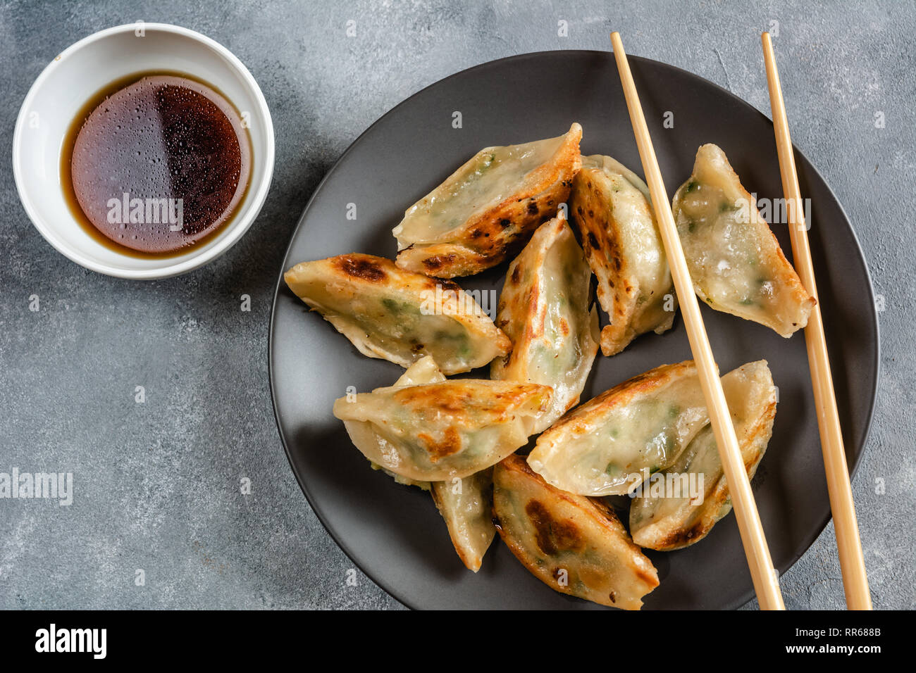 Gebratene Knödel Gyoza mit Garnelen füllen und Soja - Ingwer Sauce. Stockfoto