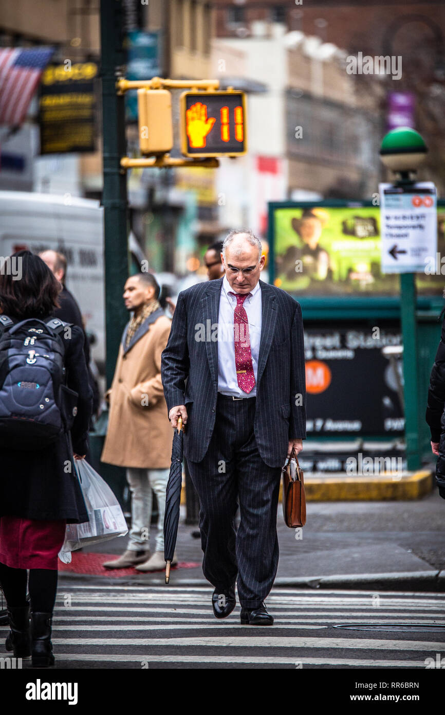 NEW YORK CITY - Dezember 14, 2018: Winter Street Scene in New York City Manhattan mit echten Menschen in alltäglichen Situation auf der belebten Straße Stockfoto