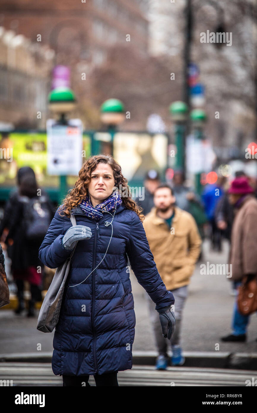 NEW YORK CITY - Dezember 14, 2018: Winter Street Scene in New York City Manhattan mit echten Menschen in alltäglichen Situation auf der belebten Straße Stockfoto