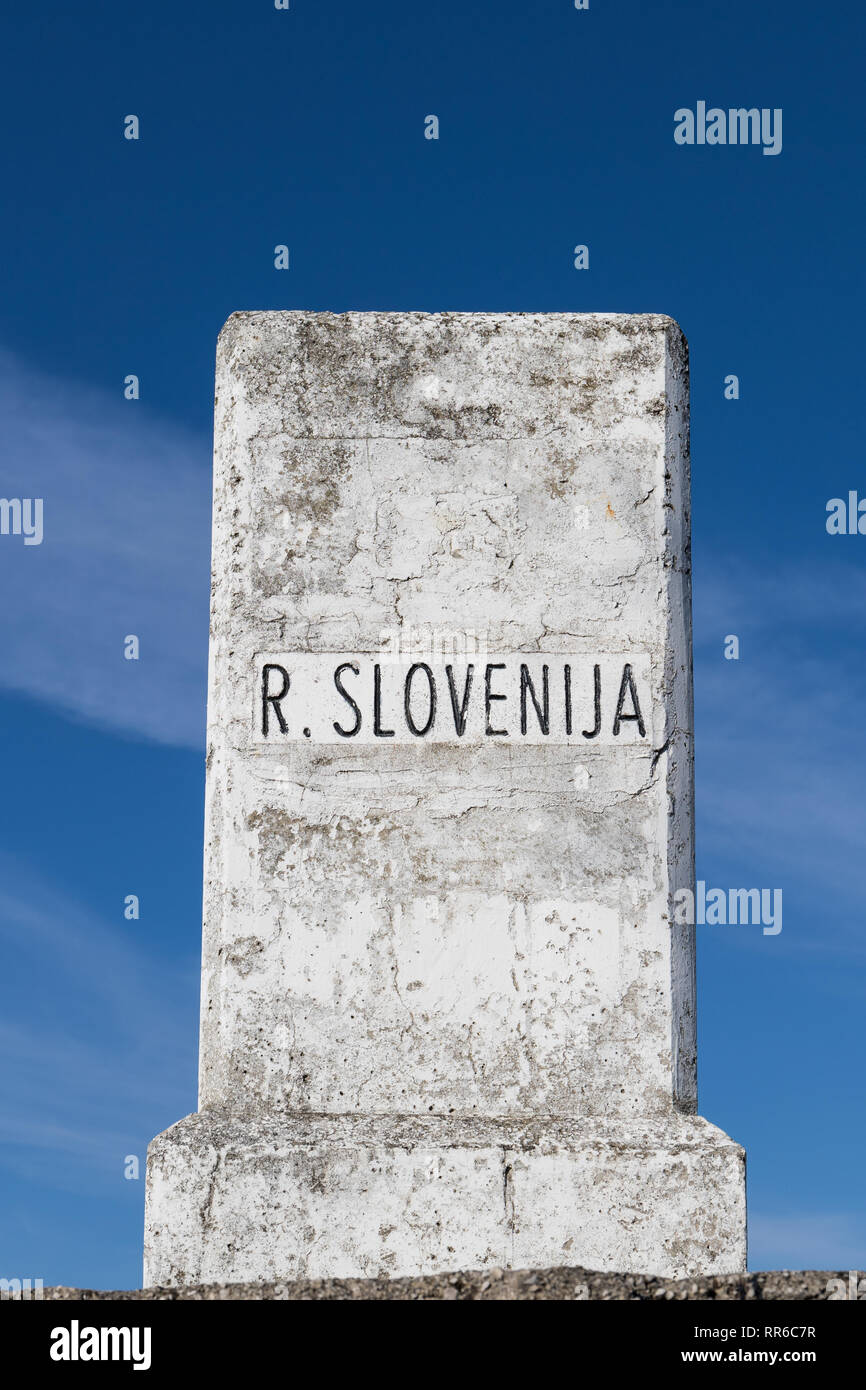 Einen Stein markiert die Grenze zwischen der Republik Slowenien und der Republik Italien - Lazarett (Lazzaretto), Slowenien Stockfoto