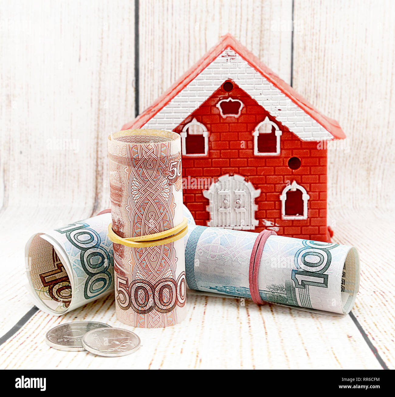 Rotes Haus und Russische Geld. Kauf s-Gehäuse Stockfoto