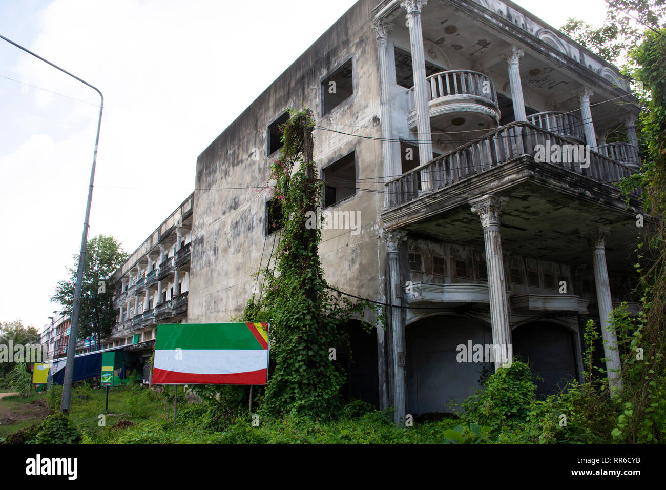 Haus und alten kommerziellen Gebäude neben Ban Phe Straße bei Banphe Dorf Stadt in Rayong, Thailand verlassen Stockfoto