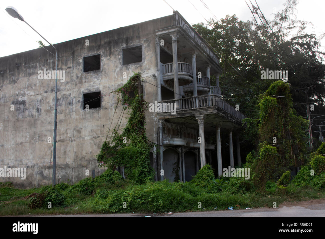 Haus und alten kommerziellen Gebäude neben Ban Phe Straße bei Banphe Dorf Stadt in Rayong, Thailand verlassen Stockfoto