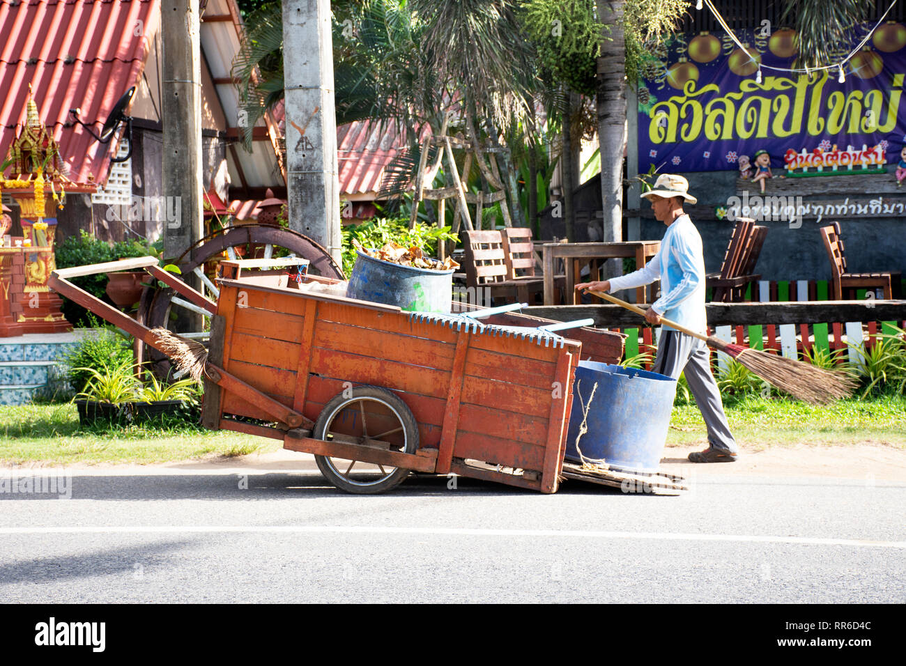 Kehrmaschine Thai Arbeiter Reinigung und Aufbewahrung junk Müll mit Karre auf der Straße bei Ban Phe Straße und Banphe Dorf Stadt am 4. Juli 2018 im Rayon Stockfoto