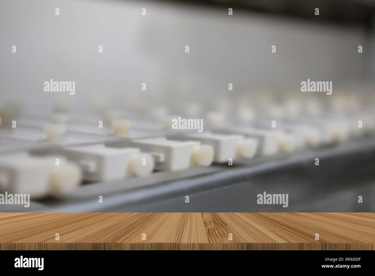 Kunststoff Elektrophorese Kamm & Schimmel mit Agarosegel in molekulargenetischen Labor mit Holz Tisch für Produkt anzeigen Stockfoto