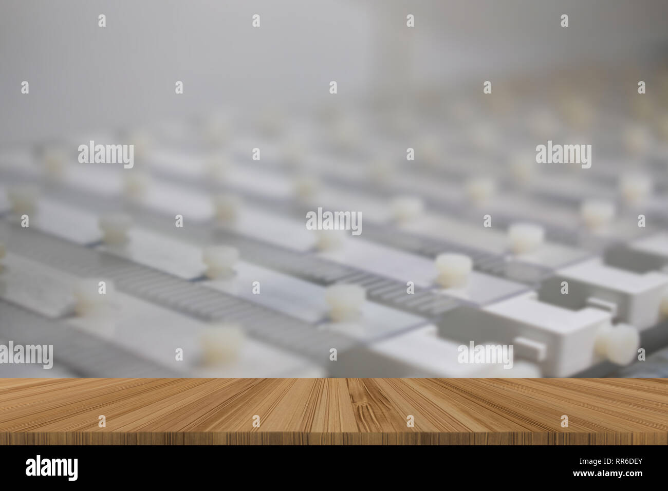 Kunststoff Elektrophorese Kamm & Schimmel mit Agarosegel in molekulargenetischen Labor mit Holz Tisch für Produkt anzeigen Stockfoto