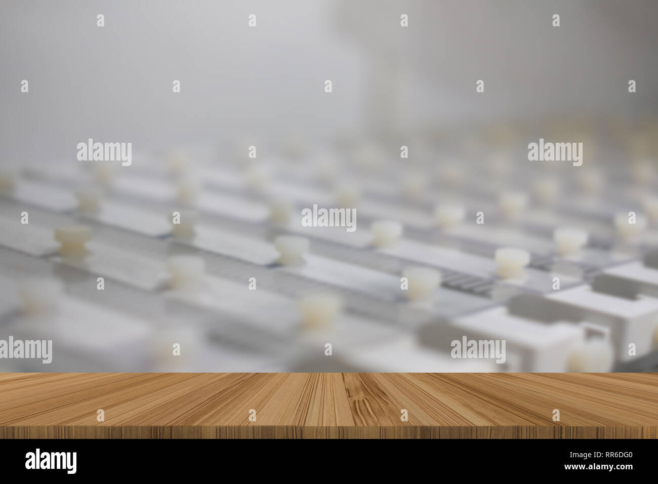 Kunststoff Elektrophorese Kamm & Schimmel mit Agarosegel in molekulargenetischen Labor mit Holz Tisch für Produkt anzeigen Stockfoto