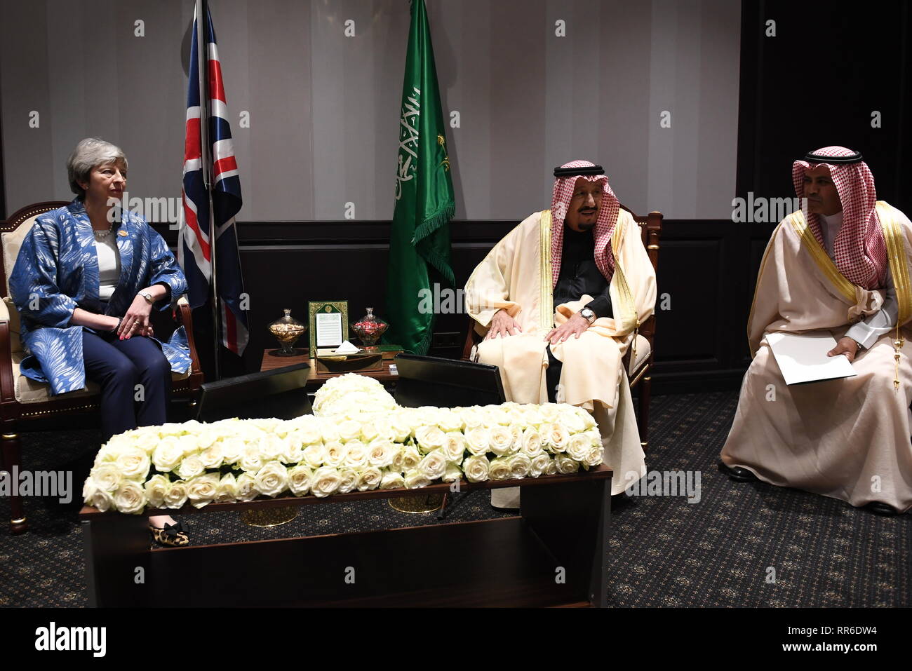 Premierminister Theresa May und King Salman Bin Abdulaziz Al Saud (Zweiter von rechts) Besuch der EU-Liga der Arabischen Staaten Gipfel in Sharm El-Sheikh, Ägypten. Stockfoto