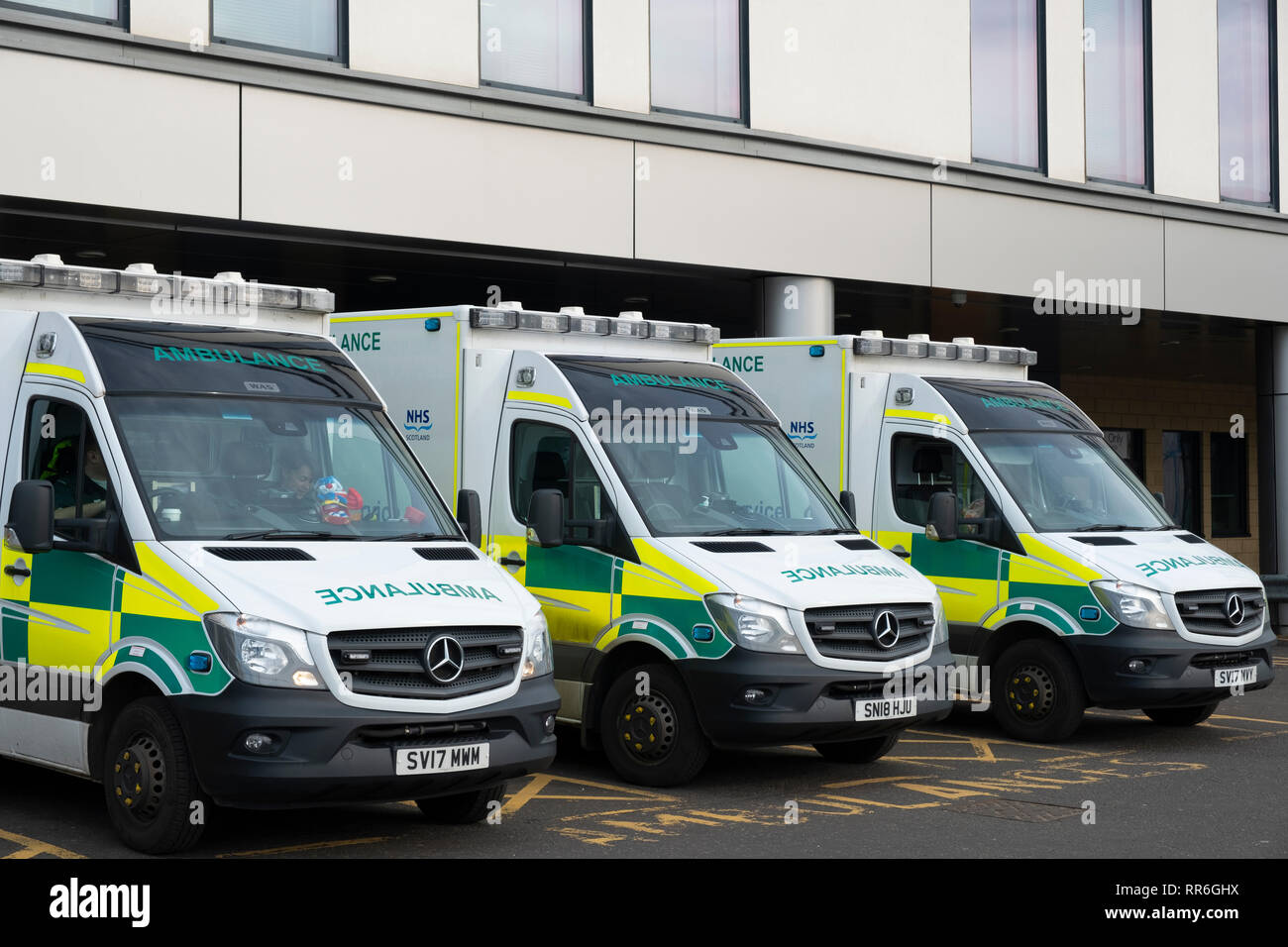 Ambulanzen außerhalb Notfallstation am Queen Elizabeth University Hospital in Glasgow, Schottland, Großbritannien geparkt Stockfoto