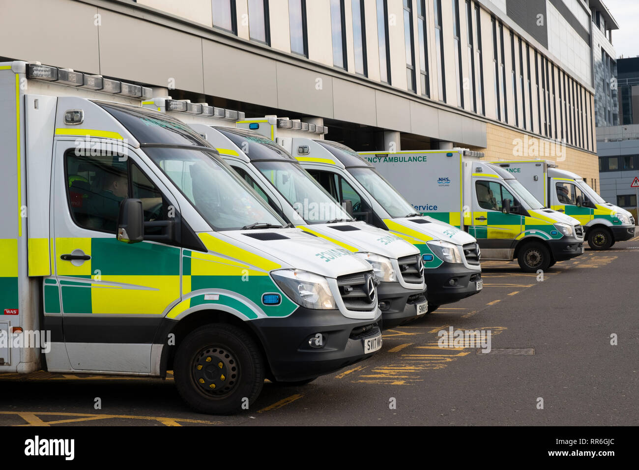 Ambulanzen außerhalb Notfallstation am Queen Elizabeth University Hospital in Glasgow, Schottland, Großbritannien geparkt Stockfoto