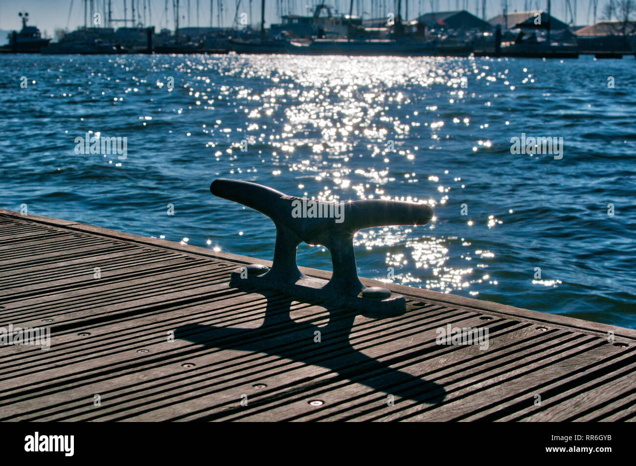 Eine Steckvorrichtung für Mooring - zurück am Nachmittag Sonne leuchtet Stockfoto