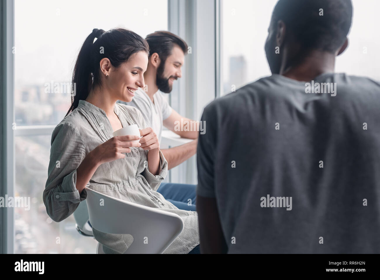 Glückliche freudige diverse Geschäft Leute an lustiger Witz sprechen bei der Arbeit pause Lachen, fröhlich Corporate Team Büro multi-ethnischen jungen Mitarbeiter Spaß, in Teambuilding Aktivität beschäftigt Stockfoto