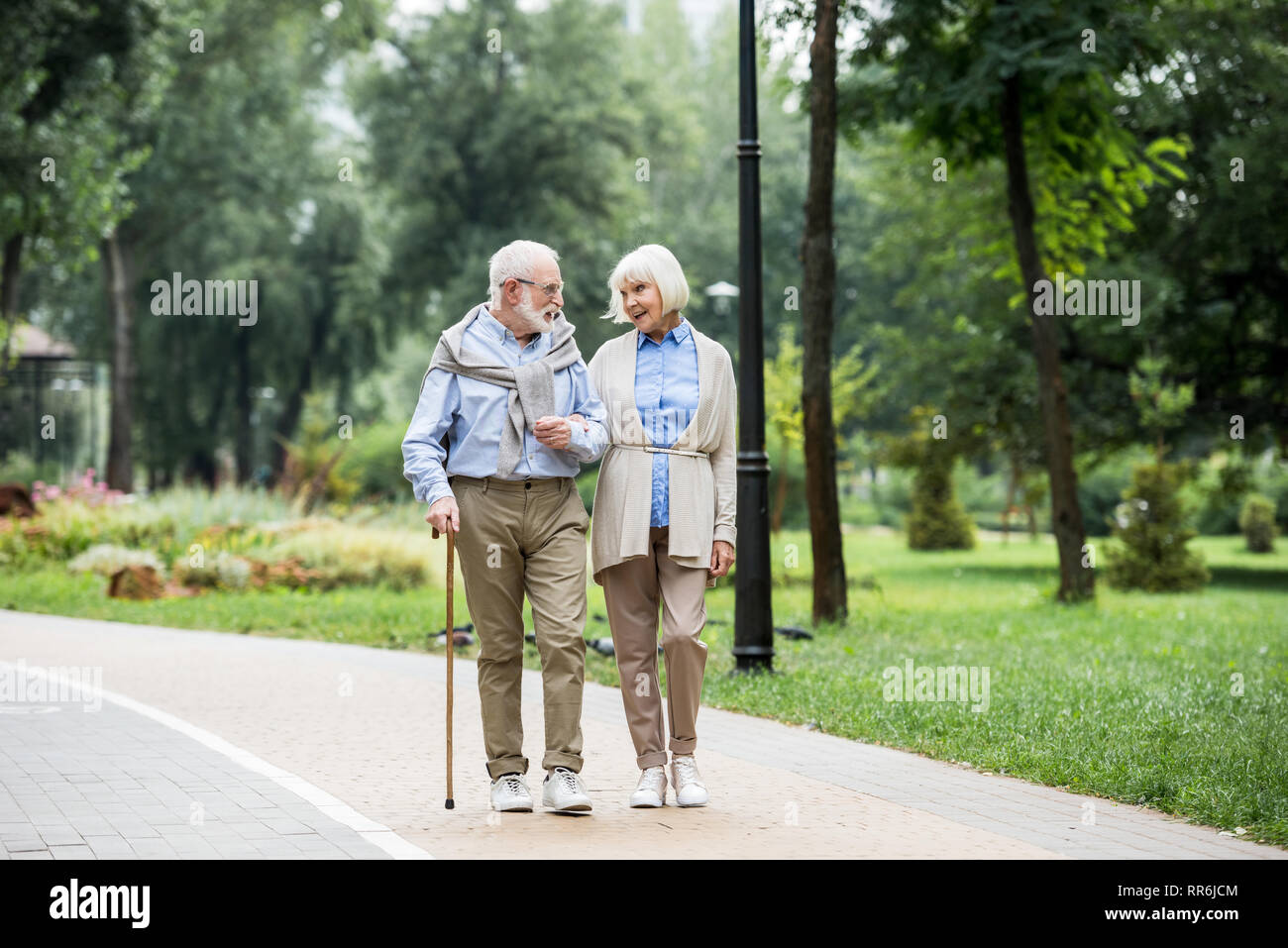 Gerne älteres Paar sprechen beim Spaziergang im Park Stockfoto