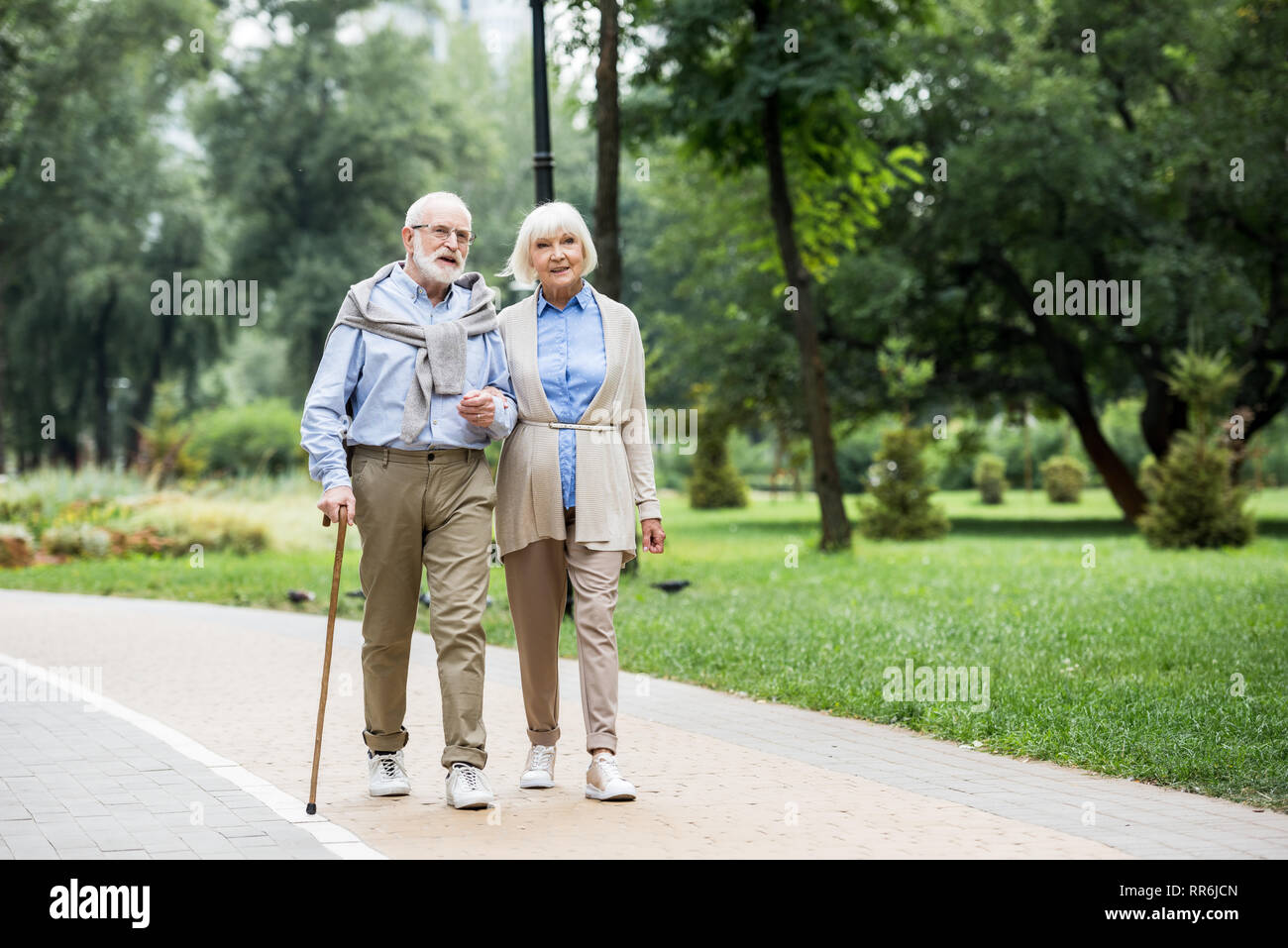 Gerne stilvolle Älteres Paar beim Spaziergang im Park Stockfoto
