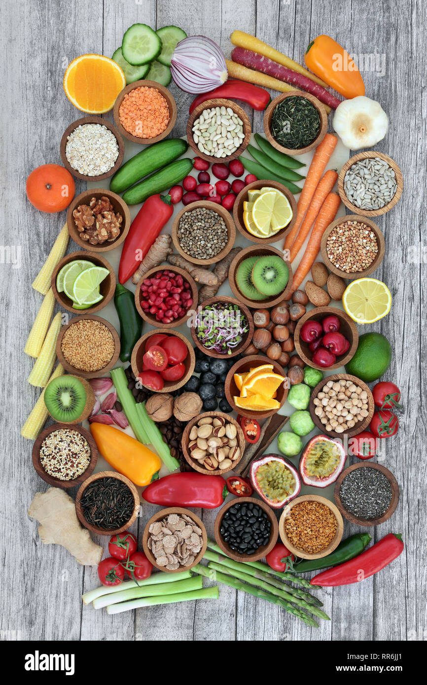 Super Food Konzept für eine gesunde Ernährung mit Obst, Gemüse, Getreide, Nüsse, Samen, Kräuter, Gewürze und Hülsenfrüchte. Stockfoto