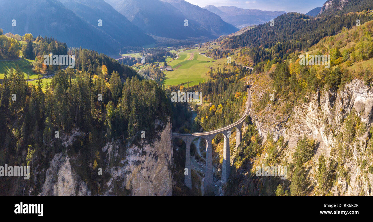 Schöne Landwasserviadukt in der Schweiz, Luftaufnahme Stockfoto