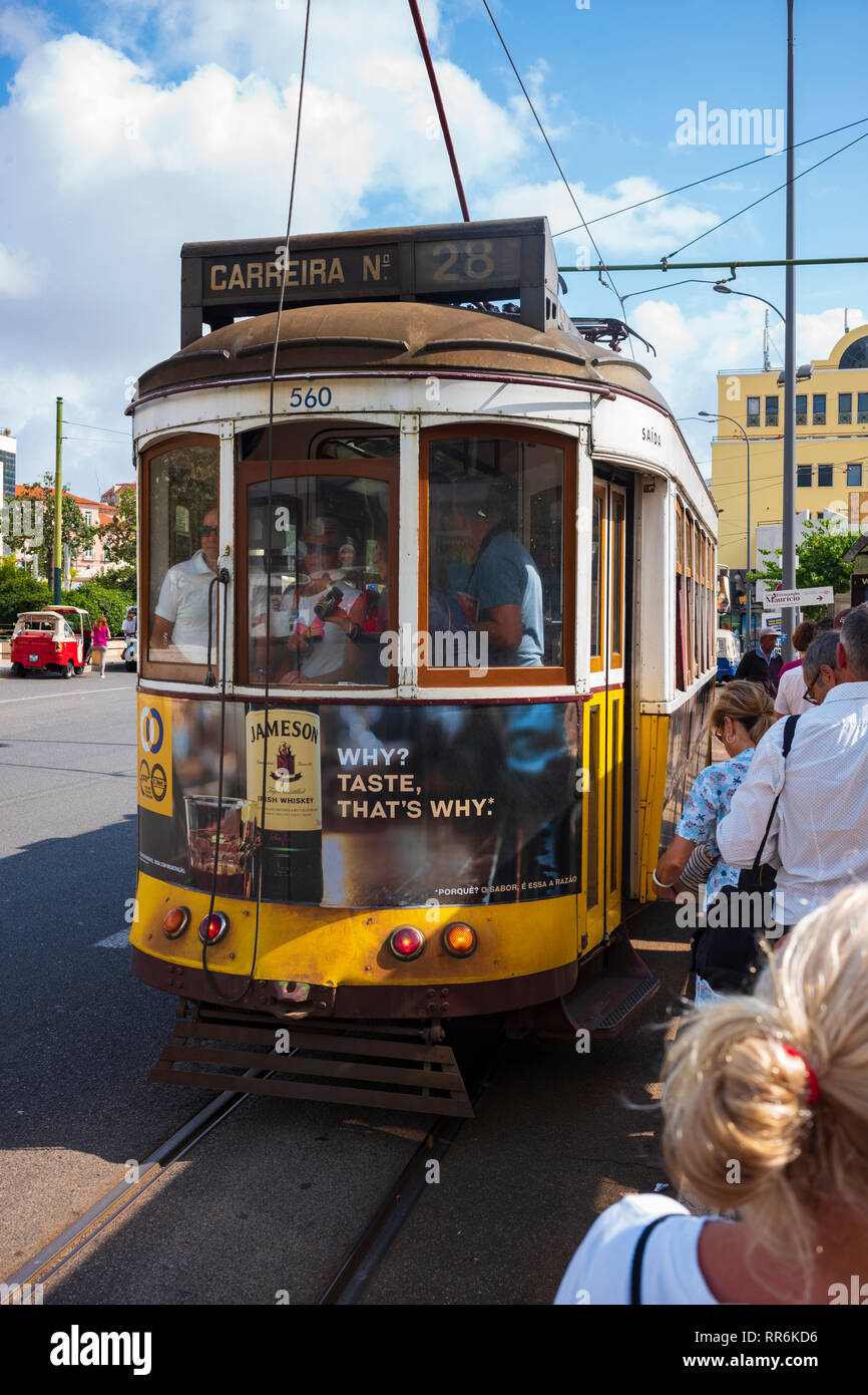 Berühmte Nr. 28 Trolley in Lissabon, die Hauptstadt Portugals, bis in Richtung Castelo de São Jorge, 1. Juli 2018. Stockfoto