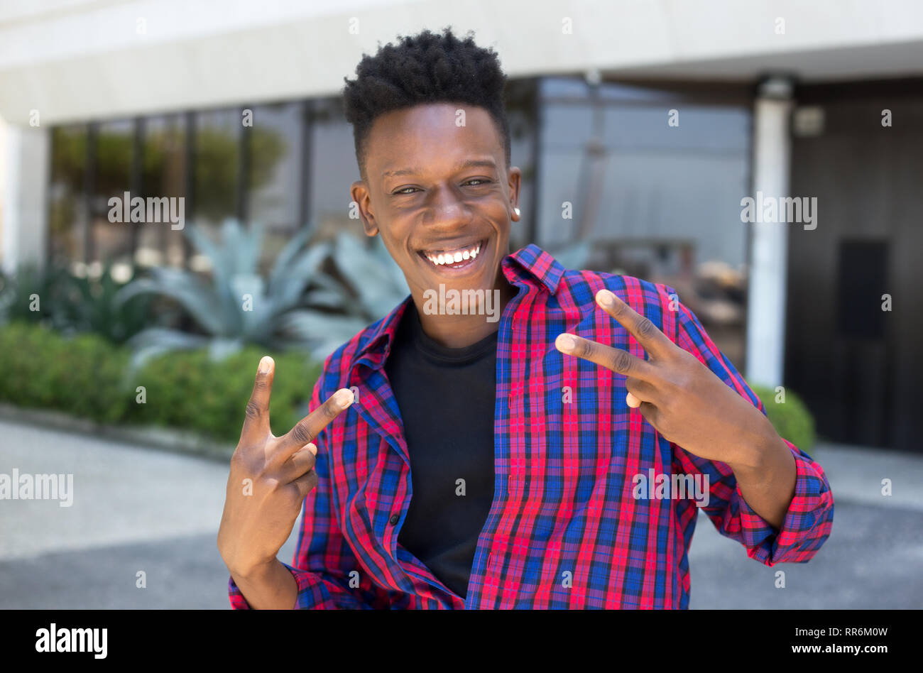 Lustig tanzen african american junger Erwachsener Kerl im Freien in der Stadt Stockfoto