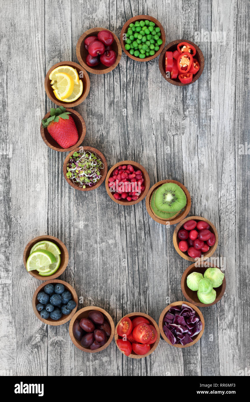 Super Food Konzept für eine gesunde Ernährung mit Obst und Gemüse bilden einen Buchstaben s auf rustikalem Holz Hintergrund. Lebensmittel, die einen hohen Gehalt an Antioxidantien, Anthocyane. Stockfoto
