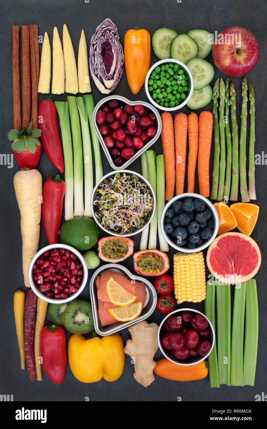 Gesunde, frische super Essen Konzept mit Lachs, Obst, Gemüse und Gewürz mit Gesundheit Lebensmittel hohe an Antioxidantien, Ballaststoffen, Vitaminen und Omega 3. Stockfoto