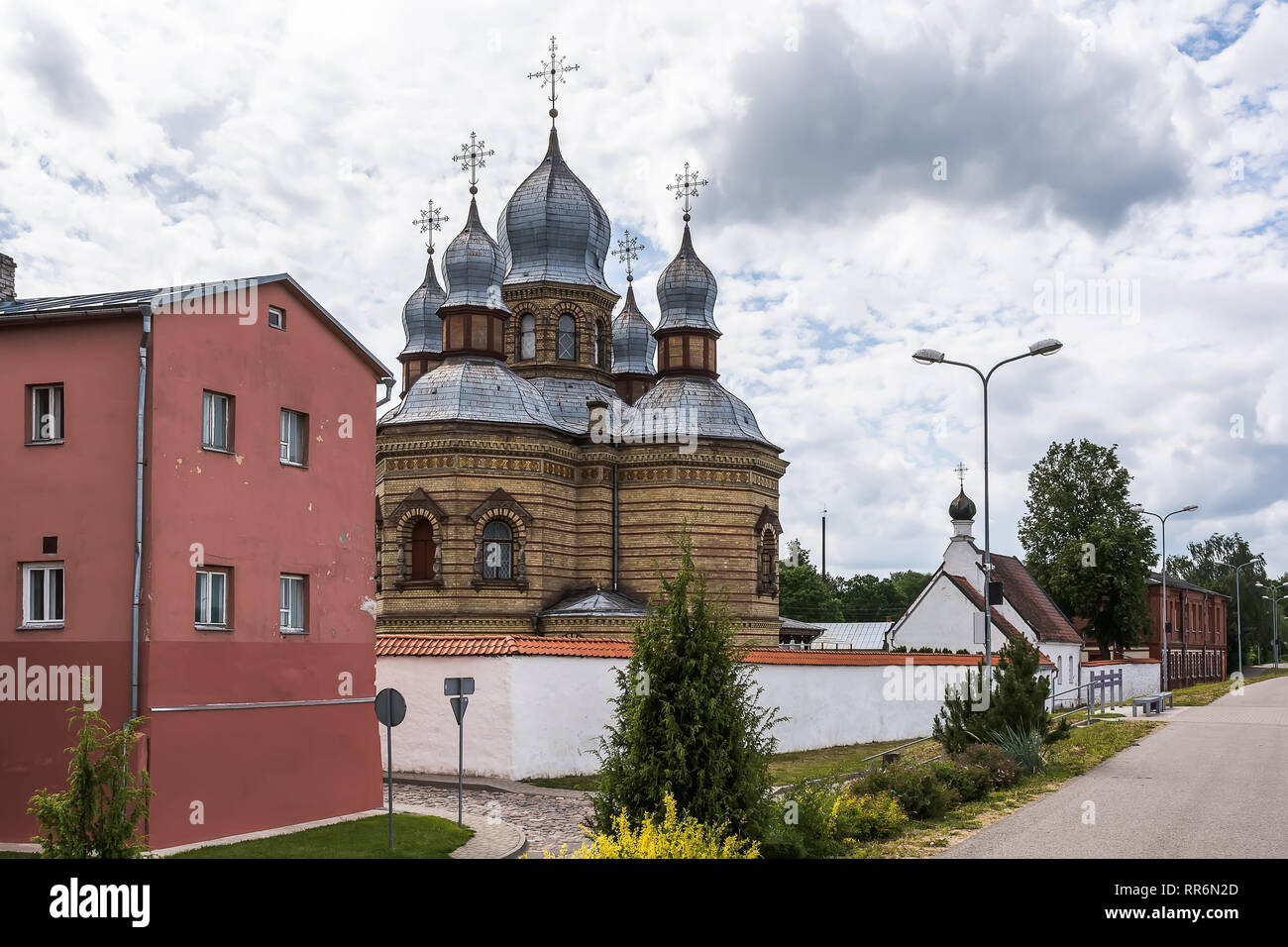 Heist-op-den-orthodoxe Kirche des Heiligen Geistes gegen bewölkten Himmel. Die Kirche wurde in der zweiten Hälfte des 19. Jahrhunderts im byzantinischen Stil erbaut. Die f Stockfoto