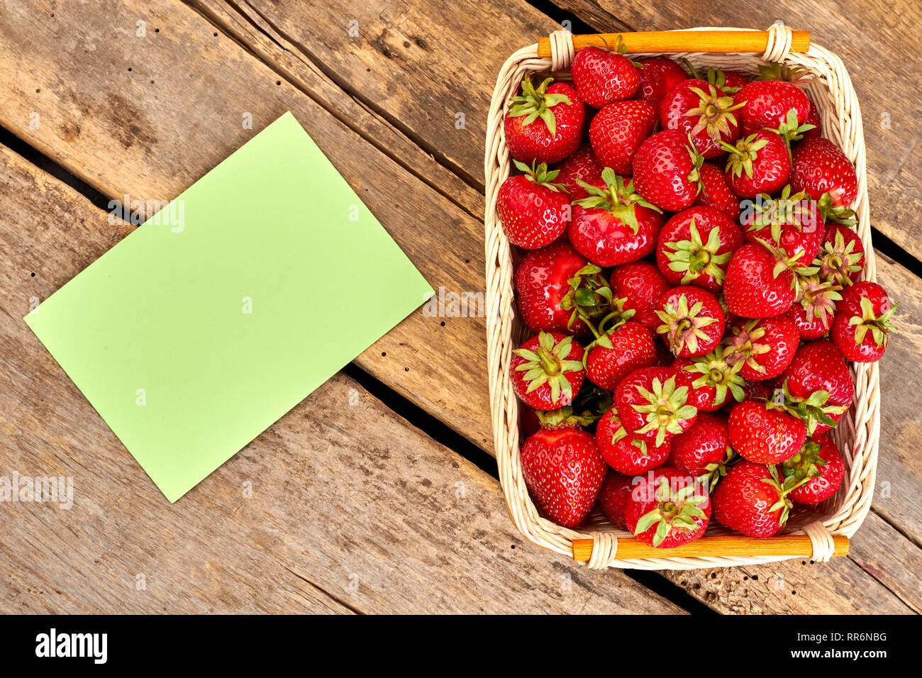 Korb mit frischen Erdbeeren, Ansicht von oben. Stockfoto