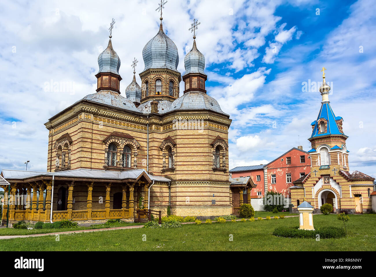 Heist-op-den-orthodoxe Kirche des Heiligen Geistes gegen den strahlend blauen Himmel. Die Kirche wurde in der zweiten Hälfte des 19. Jahrhunderts im byzantinischen Stil erbaut. Stockfoto