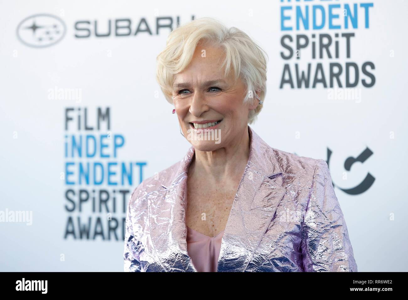 Glenn Close kommt bei den Film Independent Spirit Awards in einem Zelt in Santa Monica, Los Angeles, USA, am 23. Februar 2019. | Verwendung weltweit Stockfoto