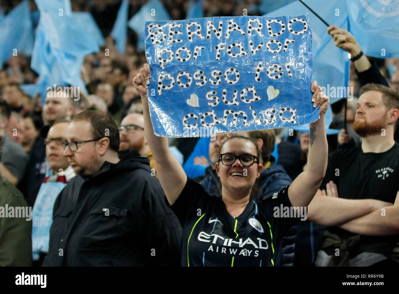 Ein Manchester City FC Fan gefragt, Bernardo Silva für sein T-Shirt bei der EFL Carabao Pokalspiel zwischen Chelsea und Manchester City im Wembley Stadion, London, England am 24. Februar 2019. Foto von Carlton Myrie. Nur die redaktionelle Nutzung, eine Lizenz für die gewerbliche Nutzung erforderlich. Keine Verwendung in Wetten, Spiele oder einer einzelnen Verein/Liga/player Publikationen. Stockfoto