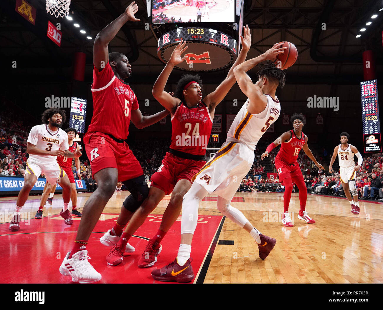 Piscataway, New Jersey, USA. 24 Feb, 2019. Rutgers Scarlet Knights vorwärts EUGENE OMORUYI (5) und RON HARPER JR. (24) Play Verteidigung auf Minnesota Golden Gophers guard AMIR COFFEY (5) in einem Spiel an der Rutgers Athletic Center. Quelle: Joel Plummer/ZUMA Draht/Alamy leben Nachrichten Stockfoto