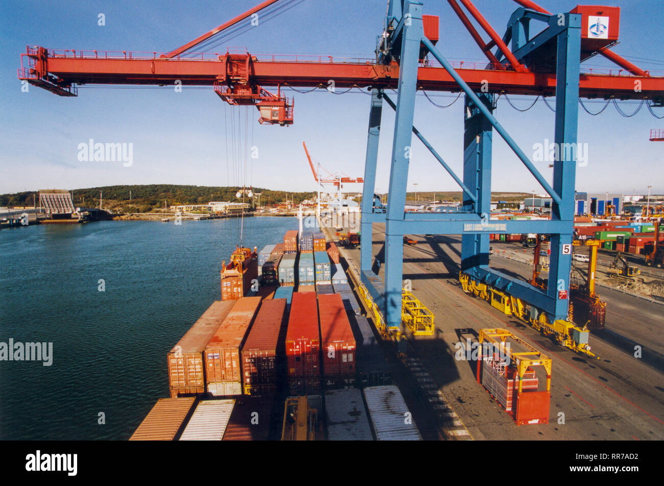 Container auf dem Kai während der Wartezeit für die Ausfuhr von Schiffen Stockfoto