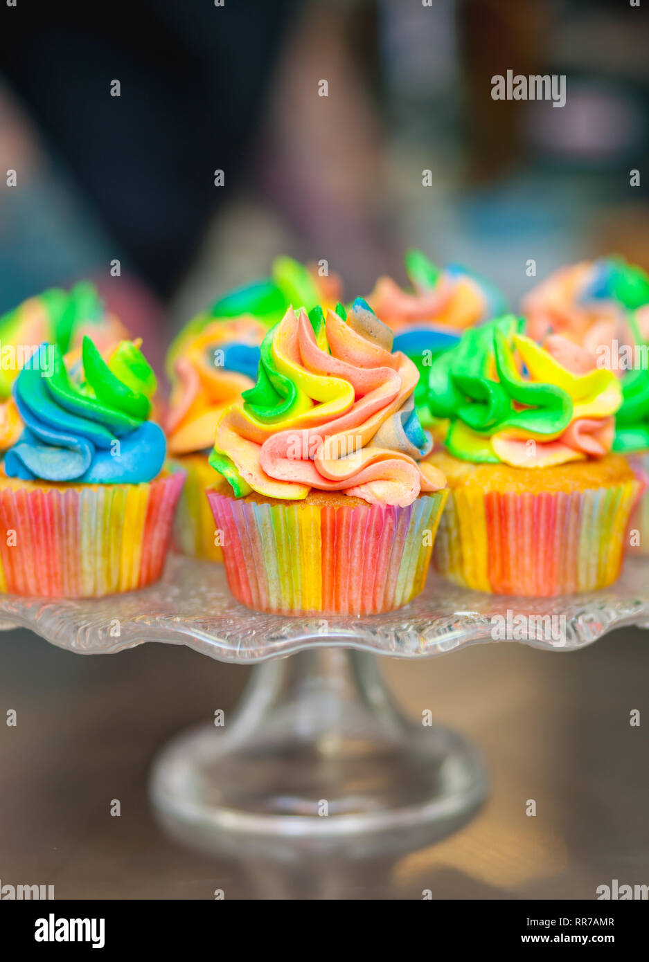 Bunten Cupcakes mit Regenbogen Creme für Karneval Stockfoto