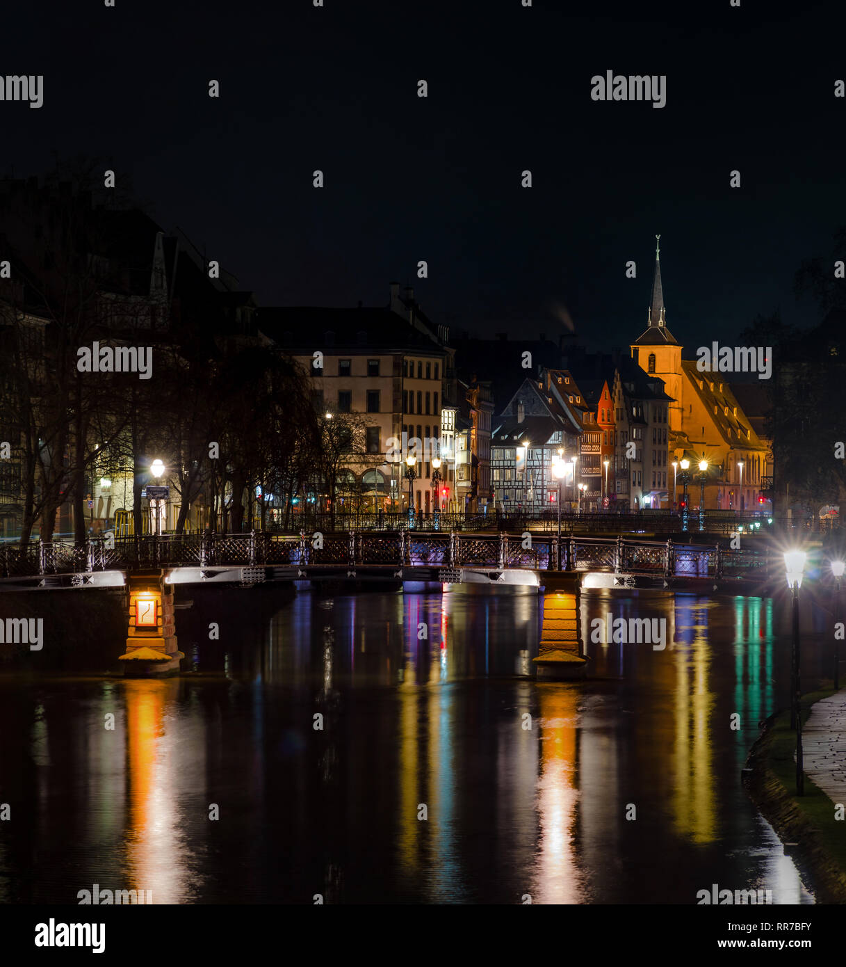 Saint Nicolas Kirche in Straßburg Nachtaufnahme mit Reflexionen in der Ill, Frankreich Stockfoto