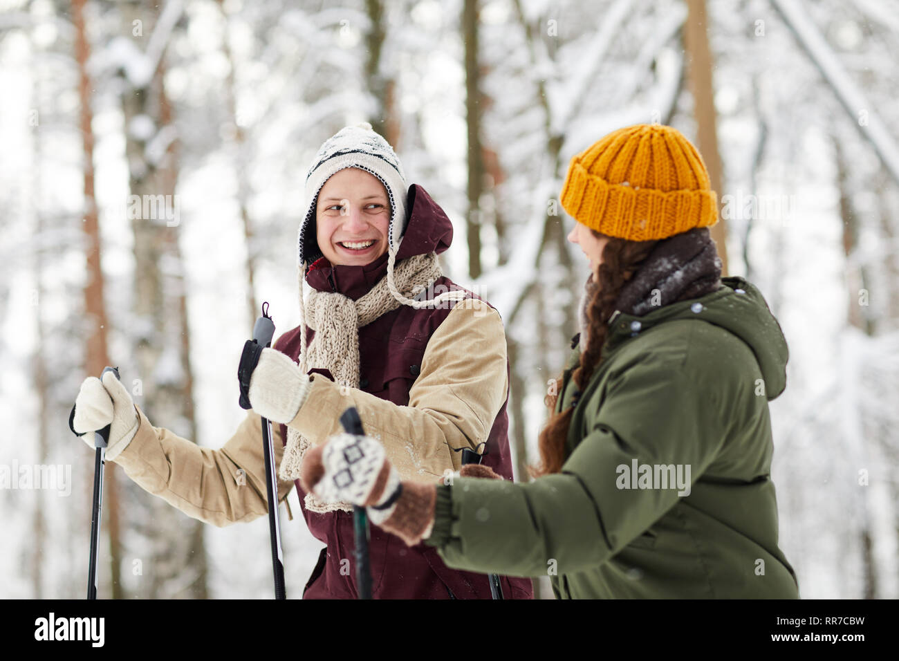 Freundliche Paar Skifahren im Wald Stockfoto