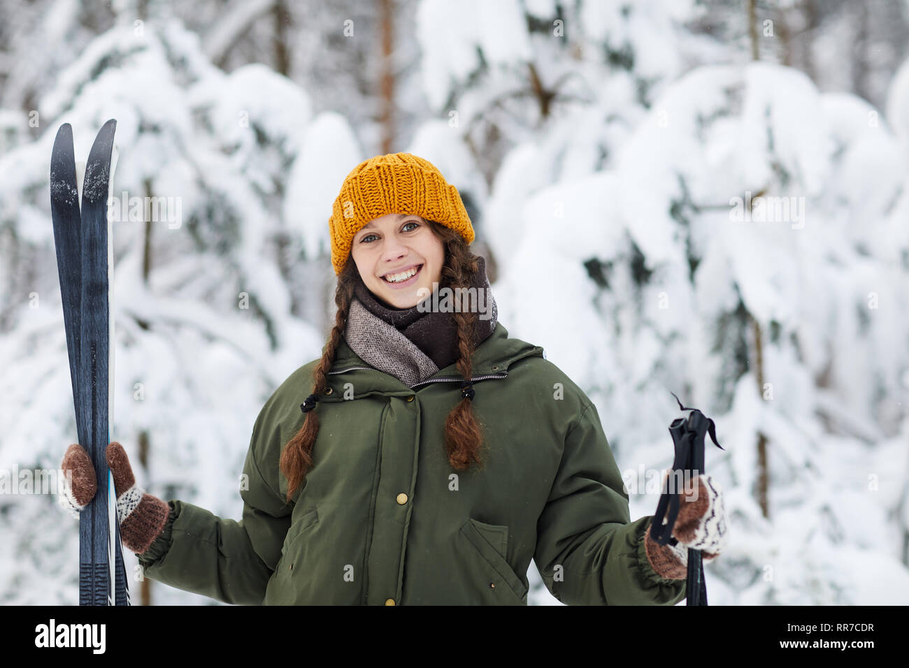 Glückliche Frau Skifahren genießen. Stockfoto