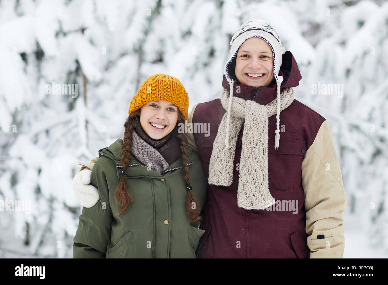 Junges Paar im Winter Stockfoto