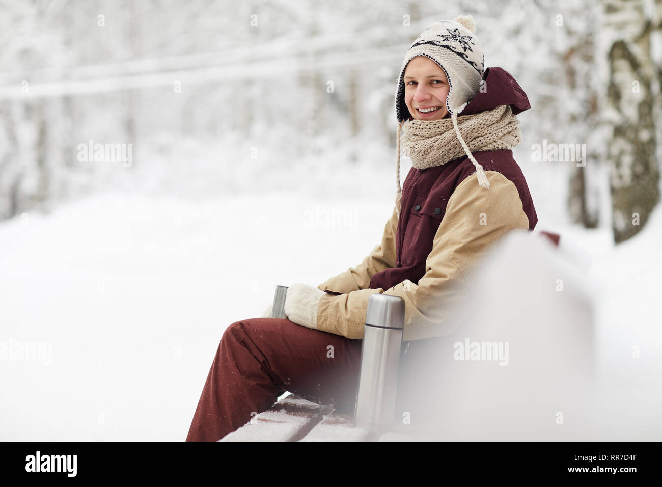 Mann in Winter Park Stockfoto