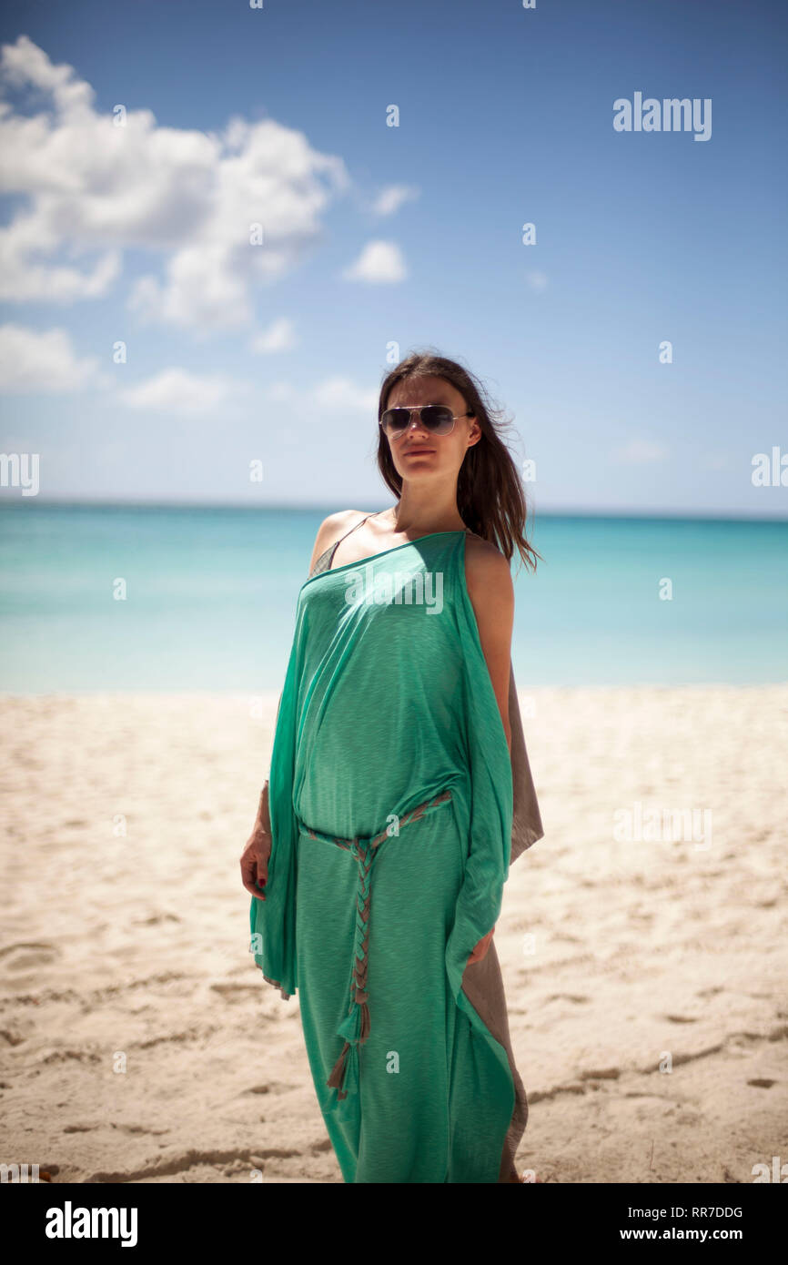 Attraktive Frau im Sommerkleid auf Strand Stockfoto